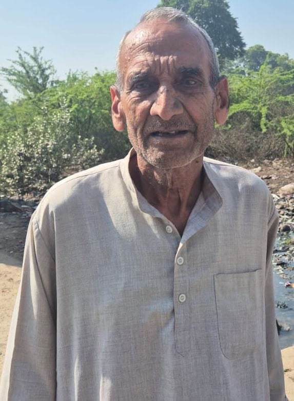 फोटो संख्या:88- कनीना के मोलड़नाथ मंदिर में कार्य करते मंदिर कमेटी---संवाद