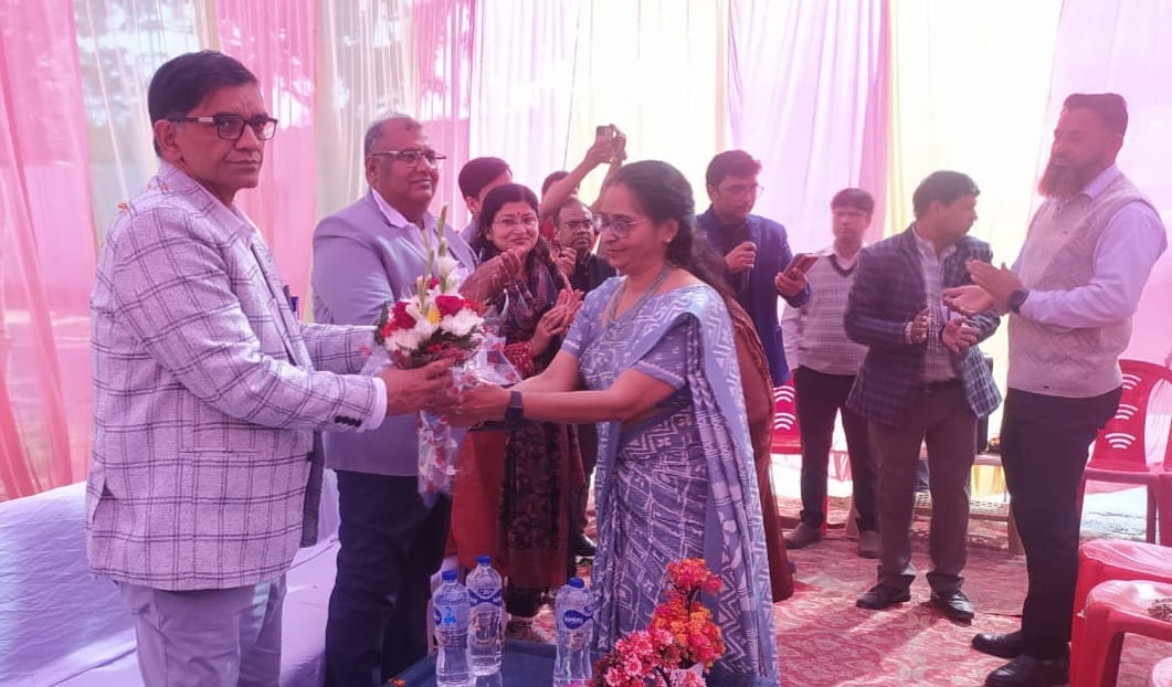 गुप्ता कॉलोनी स्थित तालाब पर मोती पालन कार्य का शुभारंभ करते जिलाधिकारी ज्ञानेंद्र सिंह। स्रोत 
