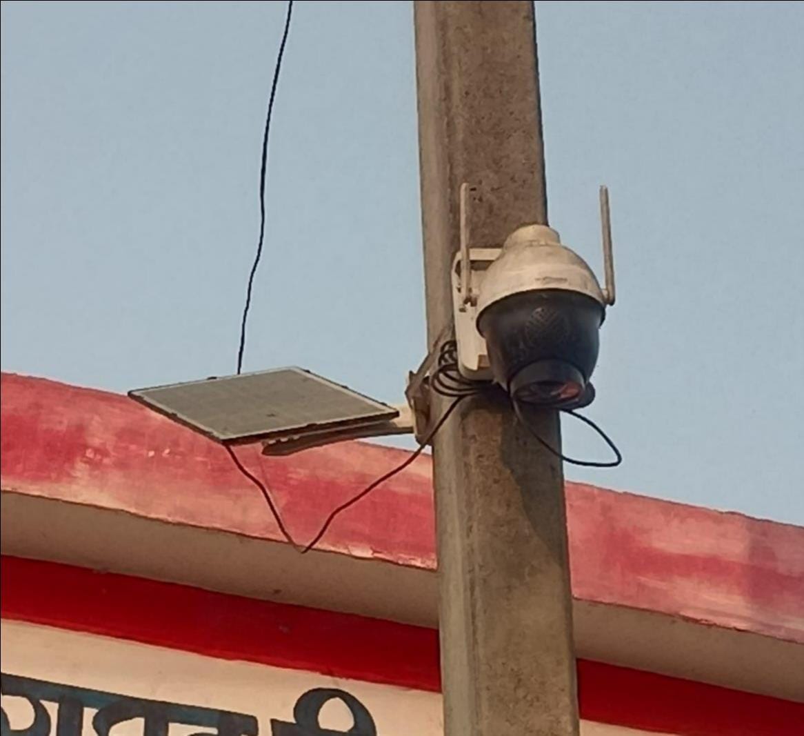 गिरंट में कस्तूरबा गांधी आवासी बालिका विद्यालय पर लगा सोलर कैमरा।-