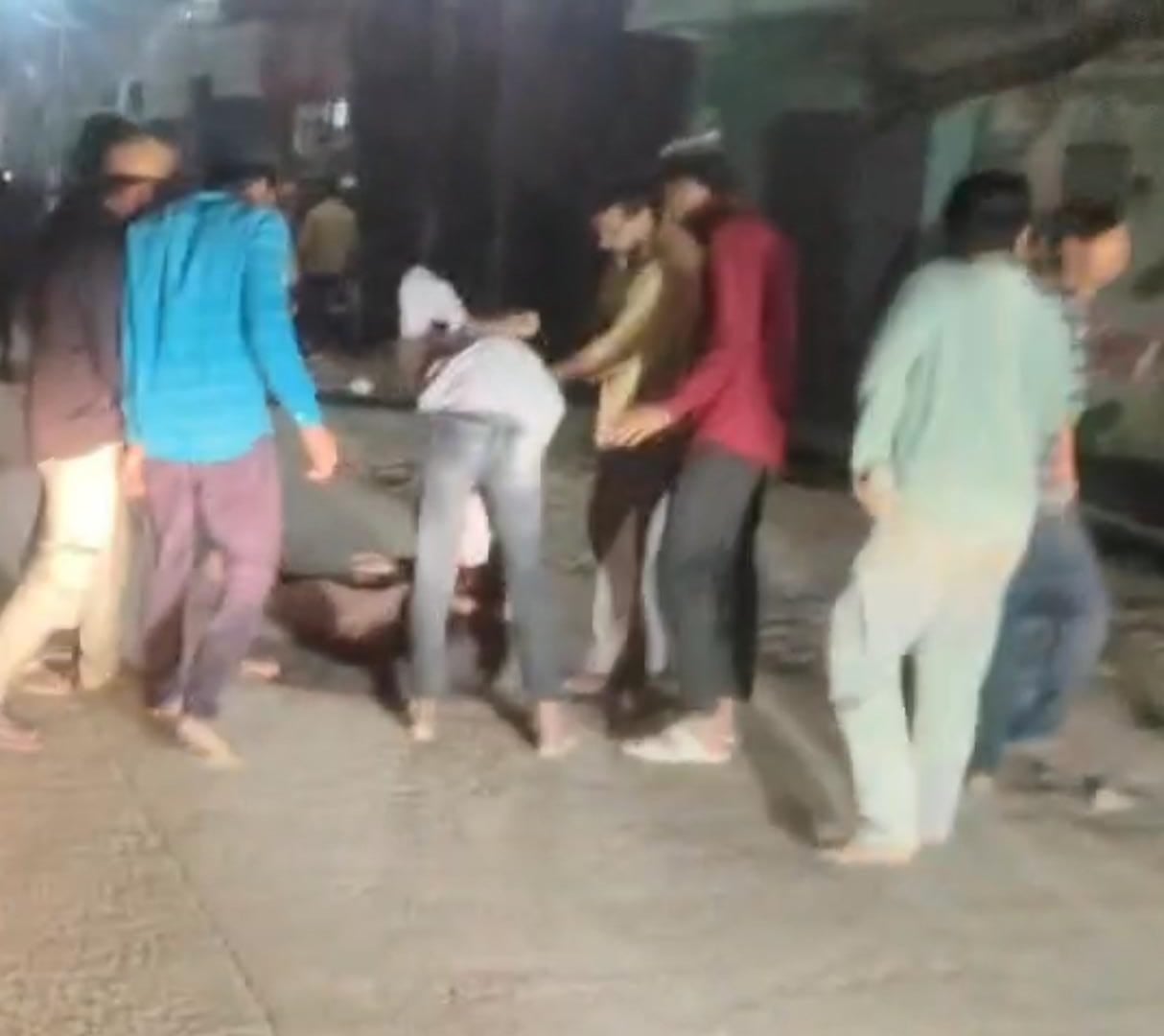 घायल युवक का होता हुआ उपचार। स्रोत वीडियो ग्रेव घायल युवक का होता हुआ उपचार। स्रोत वीडियो ग्रेव