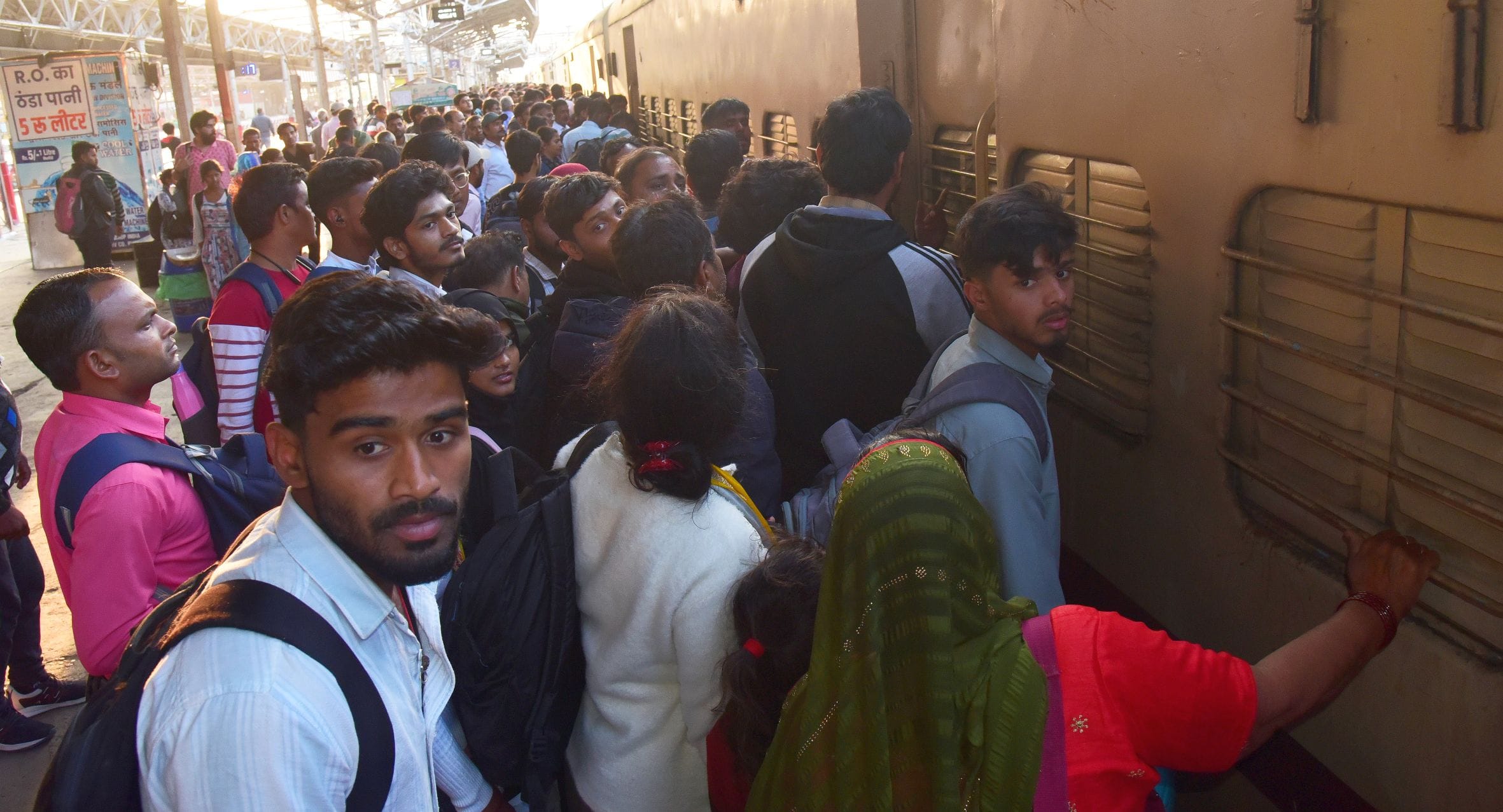 होली नजदीक आने के साथ चारबाग स्टेशन पर बढ़ गई है यात्रियों की भीड़। होली नजदीक आने के साथ चारबाग स्टेशन पर बढ़ गई है यात्रियों की भीड़।