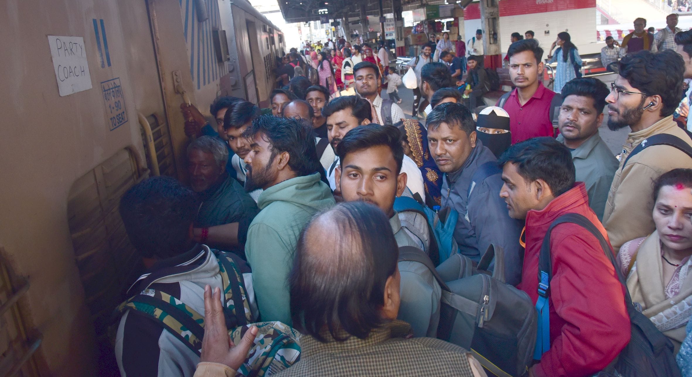 होली नजदीक आने के साथ चारबाग स्टेशन पर बढ़ गई है यात्रियों की भीड़। होली नजदीक आने के साथ चारबाग स्टेशन पर बढ़ गई है यात्रियों की भीड़।