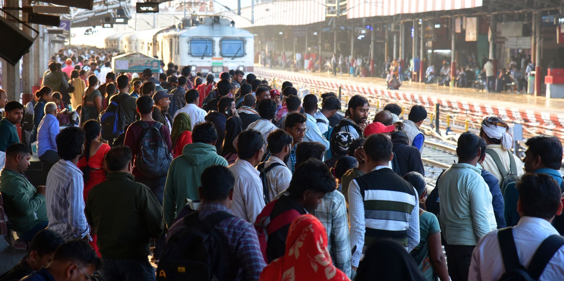 होली नजदीक आने के साथ चारबाग स्टेशन पर बढ़ गई है यात्रियों की भीड़। होली नजदीक आने के साथ चारबाग स्टेशन पर बढ़ गई है यात्रियों की भीड़।