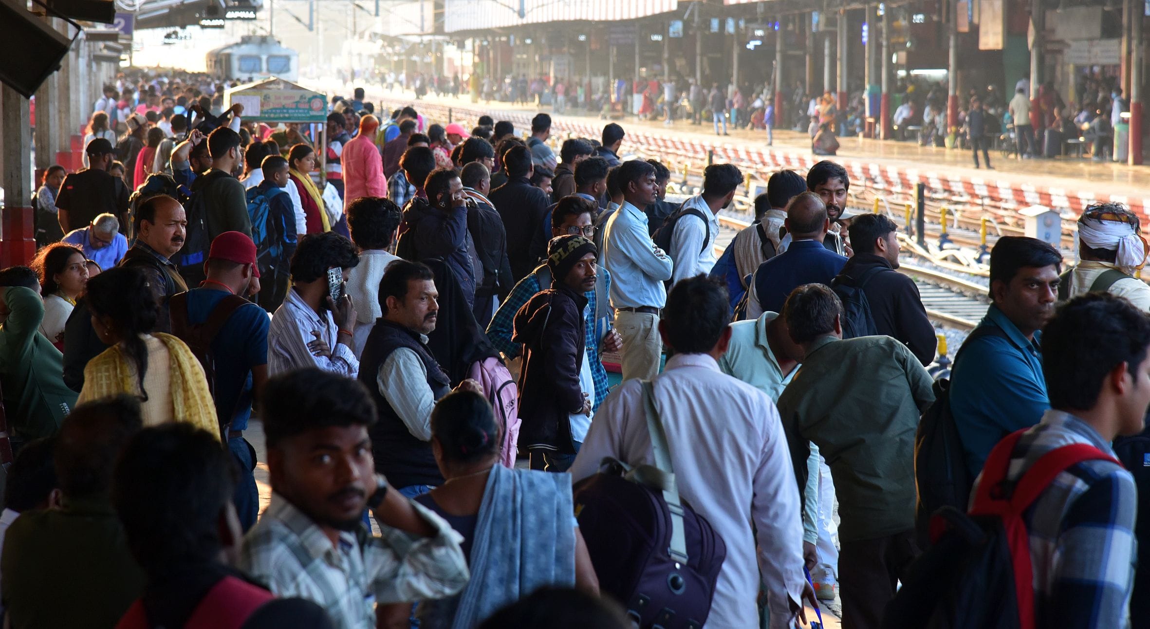 होली नजदीक आने के साथ चारबाग स्टेशन पर बढ़ गई है यात्रियों की भीड़। होली नजदीक आने के साथ चारबाग स्टेशन पर बढ़ गई है यात्रियों की भीड़।