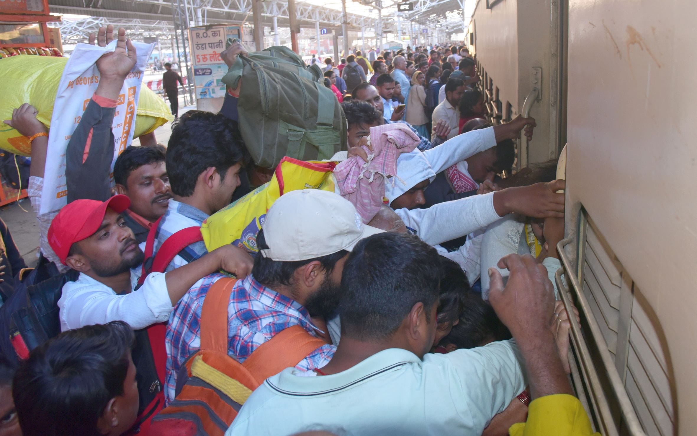 होली नजदीक आने के साथ चारबाग स्टेशन पर बढ़ गई है यात्रियों की भीड़। होली नजदीक आने के साथ चारबाग स्टेशन पर बढ़ गई है यात्रियों की भीड़।