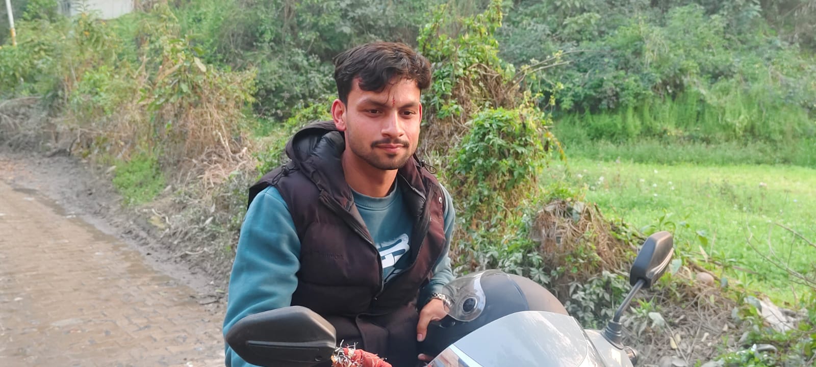 जोल से सलौणी सड़क पर ब्याड़ के पास बने गड्ढे और बिखरी बजरी। संवाद