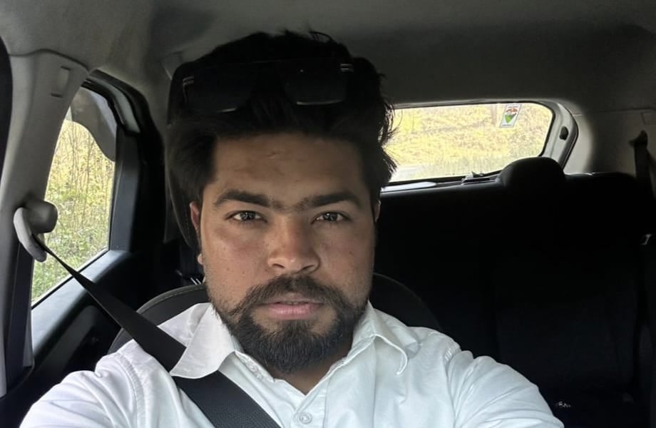 जोल से सलौणी सड़क पर ब्याड़ के पास बने गड्ढे और बिखरी बजरी। संवाद
