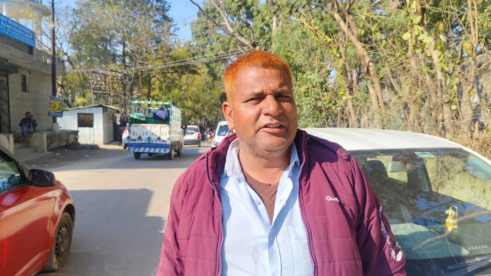 जोल से सलौणी सड़क पर ब्याड़ के पास बने गड्ढे और बिखरी बजरी। संवाद