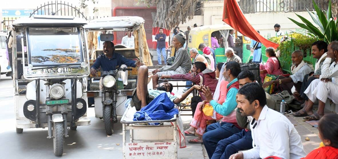 केजीएमयू में परेशान मरीज।