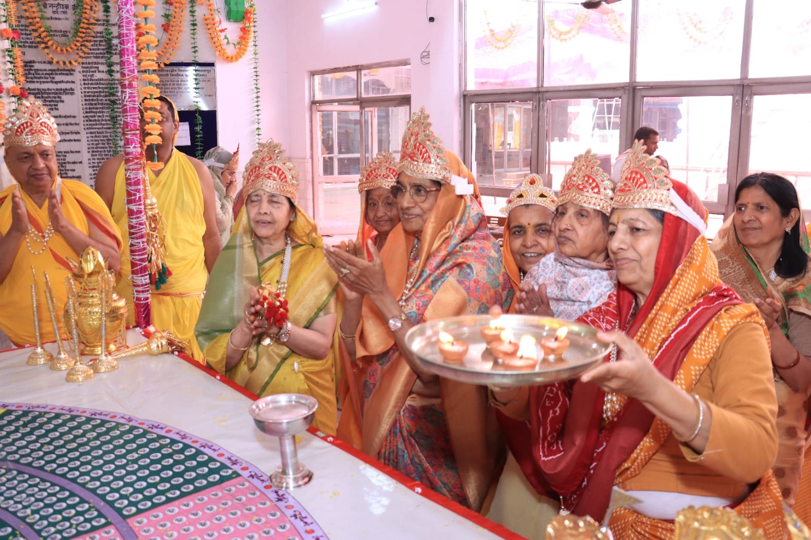 कैलाश पर्वत मंदिर पर पूजा अर्चना करते श्रद्धालु स्रोत संवाद