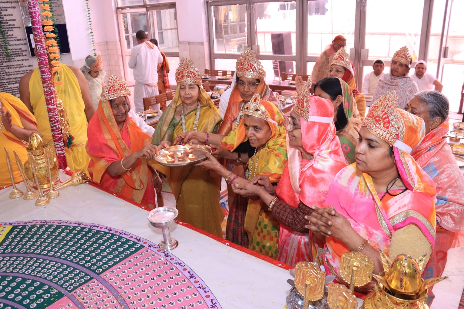 कैलाश पर्वत मंदिर पर पूजा अर्चना करते श्रद्धालु स्रोत संवाद