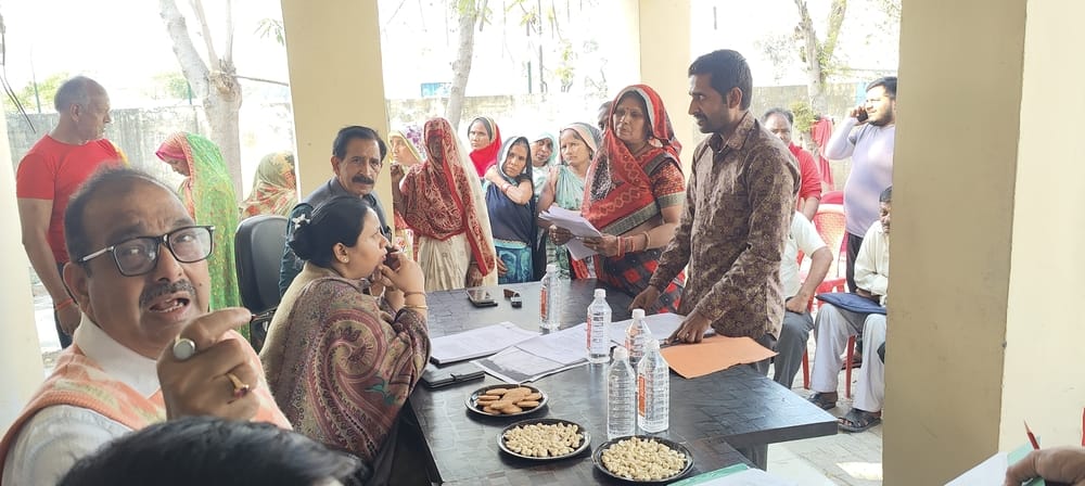 किसानों की समस्याओं को सुनतीं उप संचालक चंकबंदी।