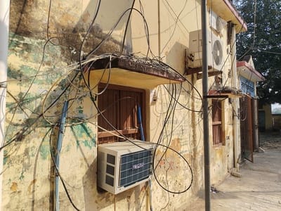 कड़ा विकासखंड के मनरेगा सेल के बाहर खुले बिजली के बॉक्स में फैला तारों का मकड़जाल- संवाद