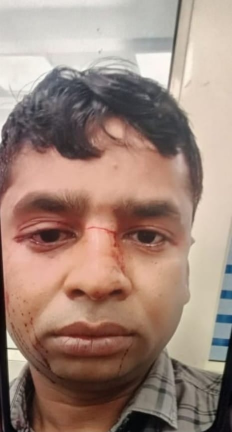 खतरनाक मांझे से घायल युवती और डाॅक्टर। 