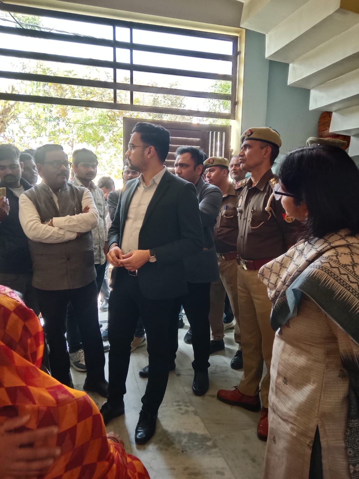 लापता बीएलओ के घर पहुंचे विधायक, एसडीएम। बीएलओ की पत्नी। लापता बीएलओ के घर पहुंचे विधायक, एसडीएम। बीएलओ की पत्नी।