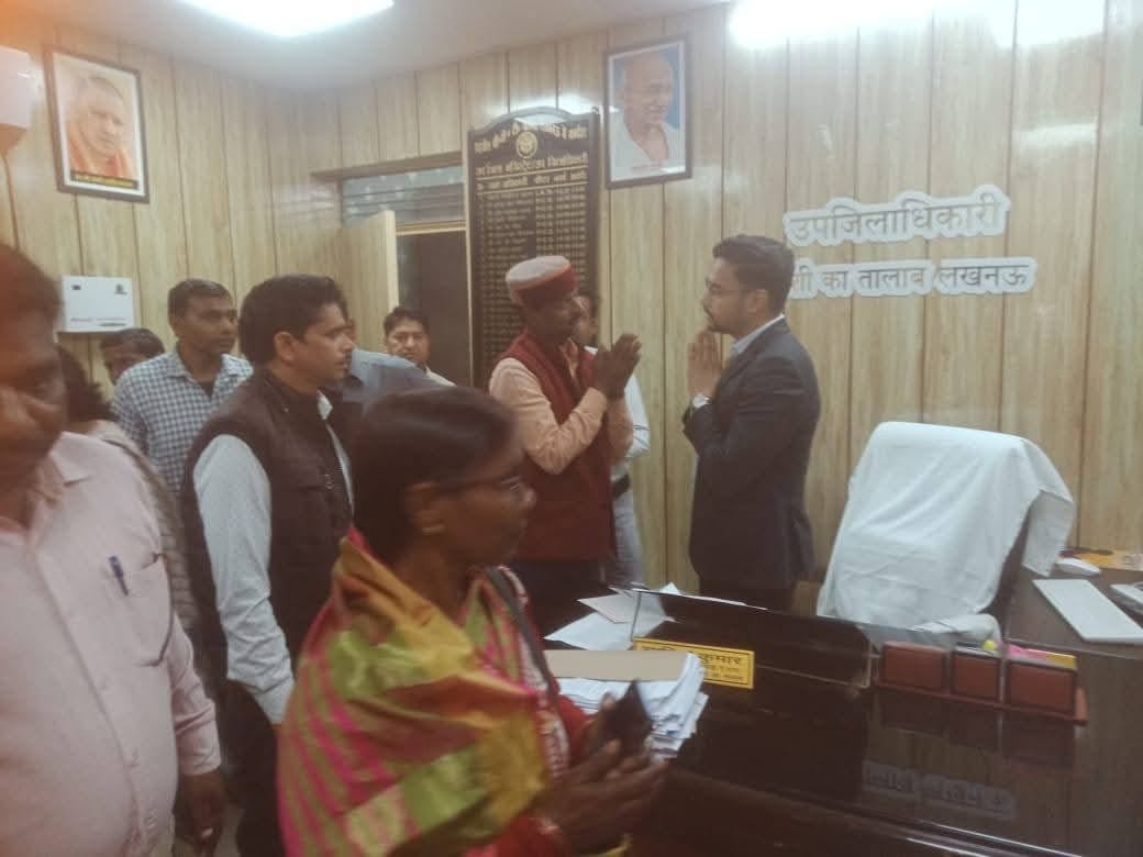 लापता बीएलओ के घर पहुंचे विधायक, एसडीएम। बीएलओ की पत्नी। लापता बीएलओ के घर पहुंचे विधायक, एसडीएम। बीएलओ की पत्नी।