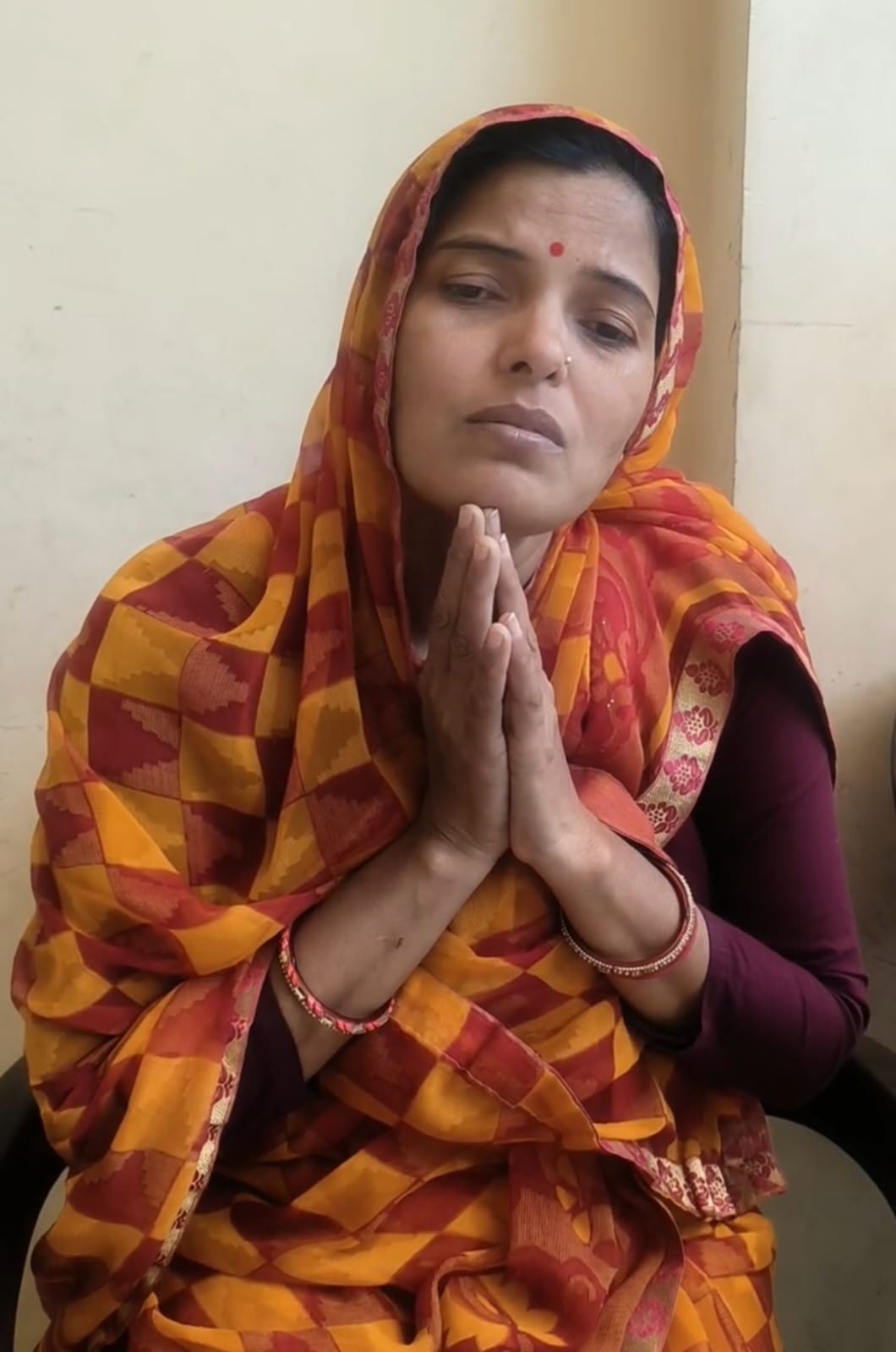 लापता बीएलओ के घर पहुंचे विधायक, एसडीएम। बीएलओ की पत्नी। लापता बीएलओ के घर पहुंचे विधायक, एसडीएम। बीएलओ की पत्नी।