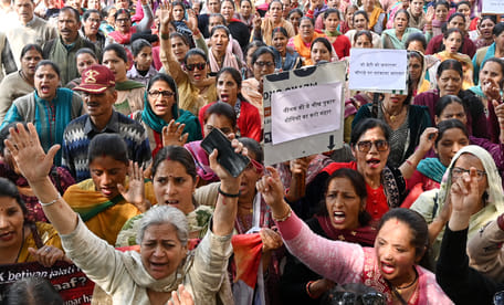 मंडी में नीलम पेट्राेल कांड में  इंसाफ दिलाने के  लिए निकाली रैली में नारेबाजी करती महिलाएं।सं