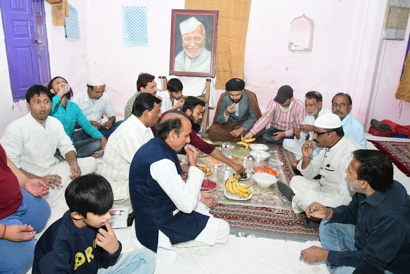 मलदहिया के एक होटल में इंकम टैक्स बार एसोसिएशन स्थापना दिवस जलसा समारोह में संबोधित करते संगठन 