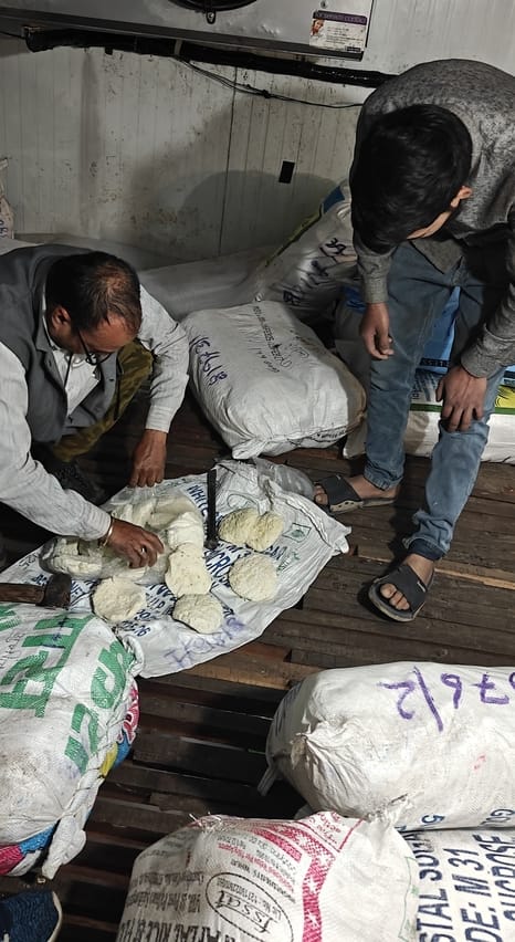 मिलावट के संदेह में खाद्य पदार्थ को सीज करती एफएसडीए की टीम। मिलावट के संदेह में खाद्य पदार्थ को सीज करती एफएसडीए की टीम।