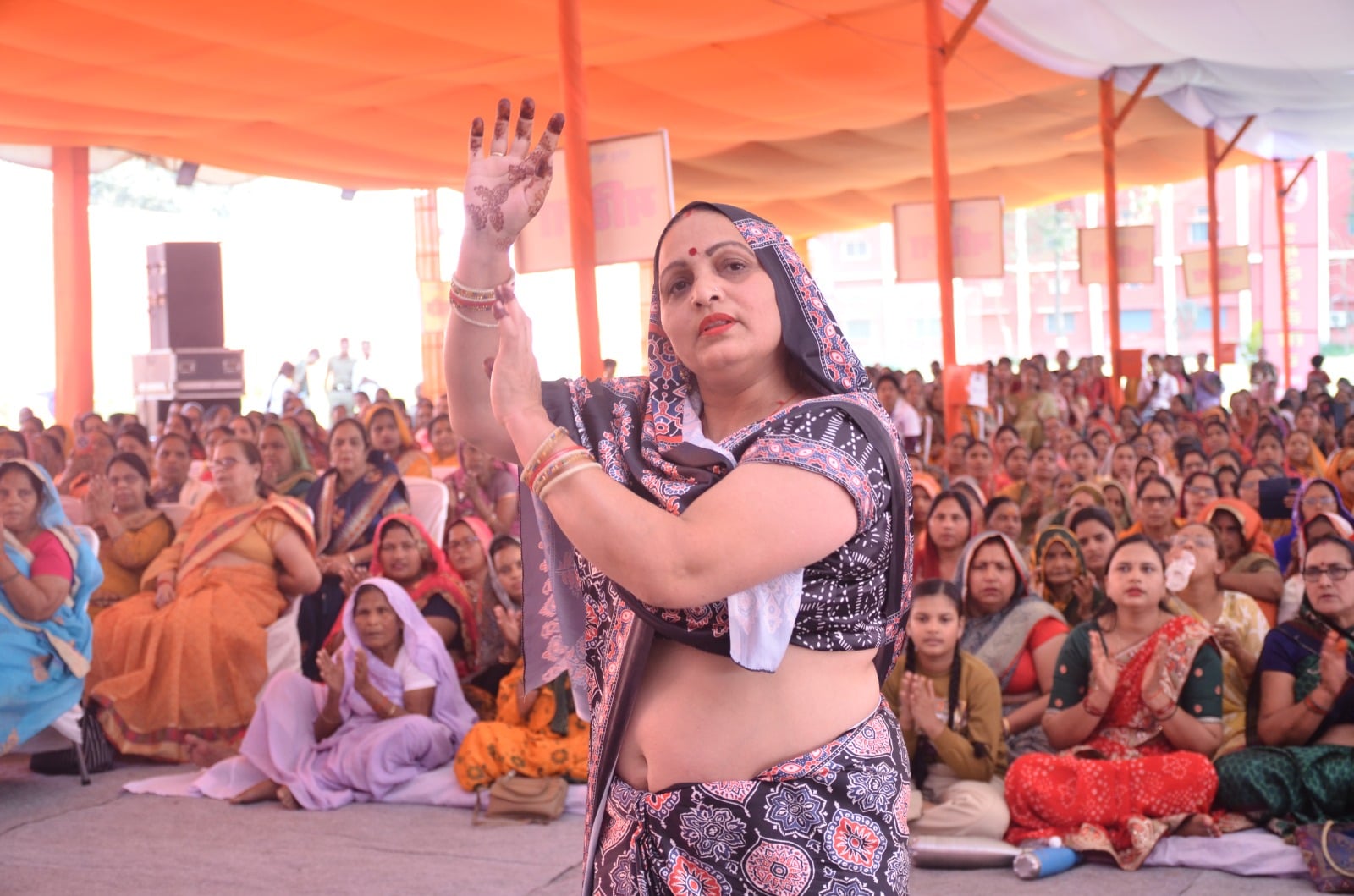 मुमुक्षु आश्रम परिसर में कथा सुनाते कथाव्यास विजय कौशल। स्रोत: आयोजक मुमुक्षु आश्रम परिसर में कथा सुनाते कथाव्यास विजय कौशल। स्रोत: आयोजक