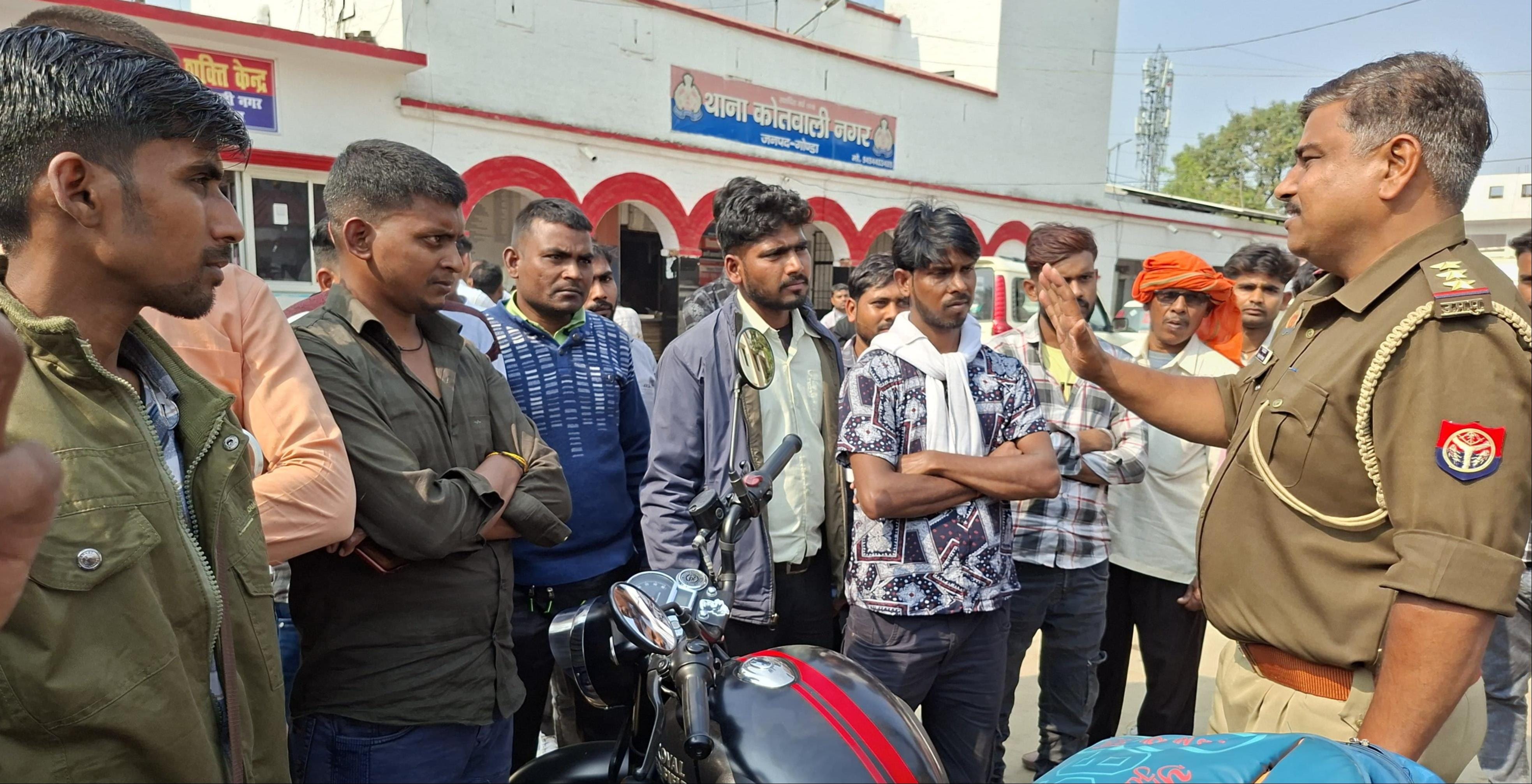 नगर कोतवाली में पीड़ित युवाओं को समझाते कोतवाल और परिसर में रखा पीड़ित युवकों का सामान। -संवाद