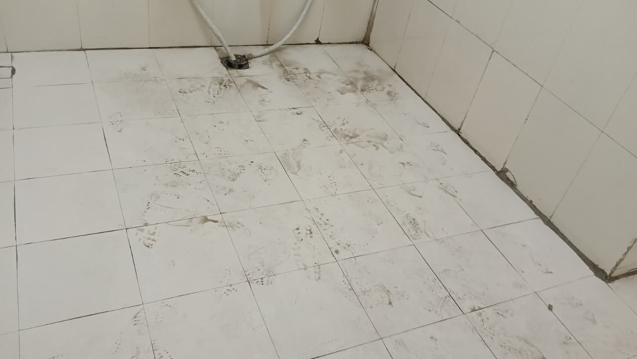 नागरिक अस्पताल के शौचालय में फैली गंदगी नागरिक अस्पताल के शौचालय में फैली गंदगी