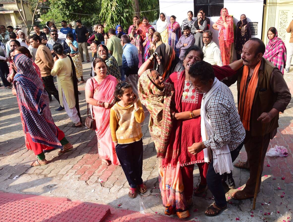 पुलिस की गिरफ्त में आरोपी। घर पर बिलखते लोग। शव को मुखाग्नि देता भतीजा। 