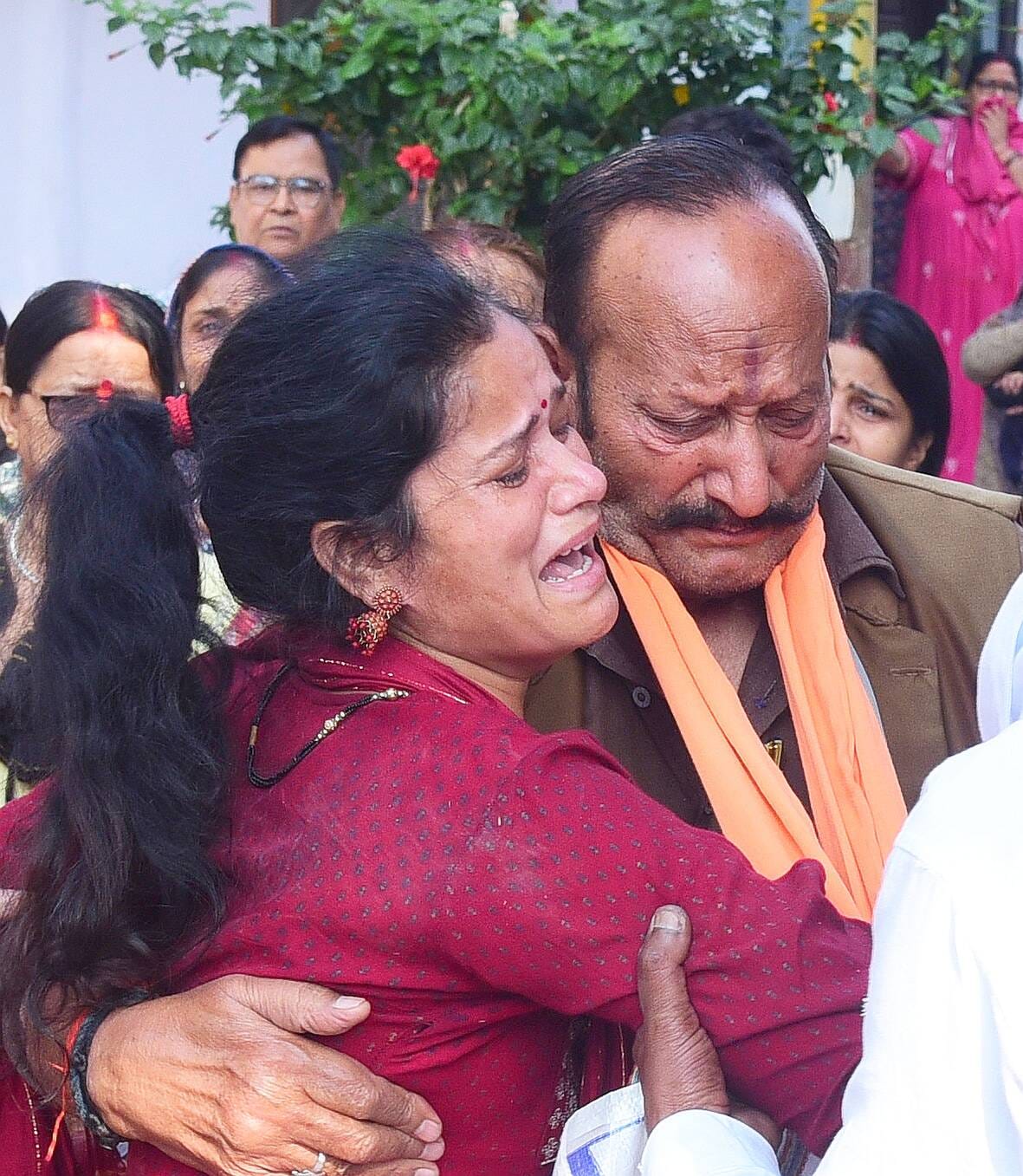 पुलिस की गिरफ्त में आरोपी। घर पर बिलखते लोग। शव को मुखाग्नि देता भतीजा। 