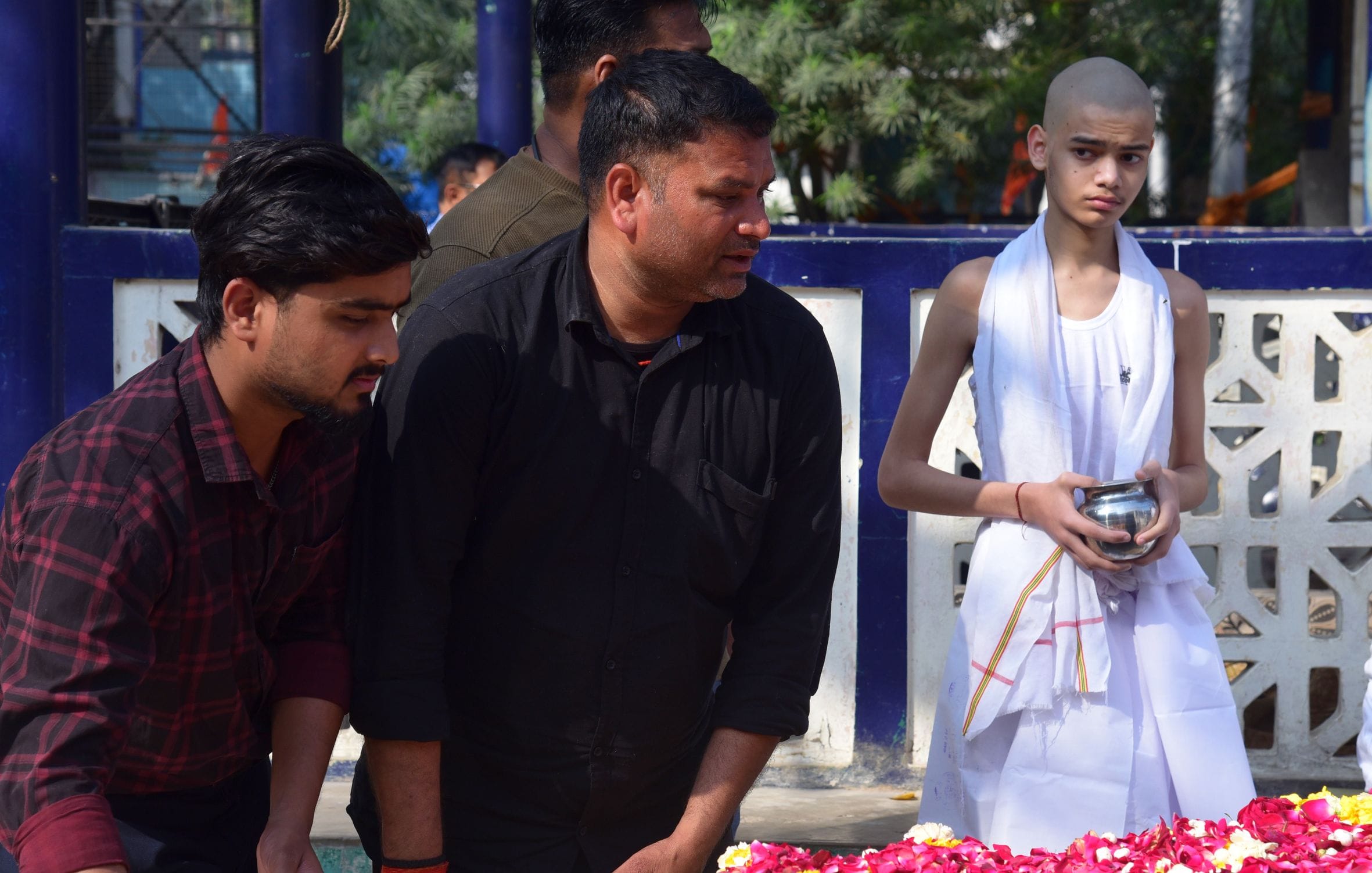 पुलिस की गिरफ्त में आरोपी। घर पर बिलखते लोग। शव को मुखाग्नि देता भतीजा। 