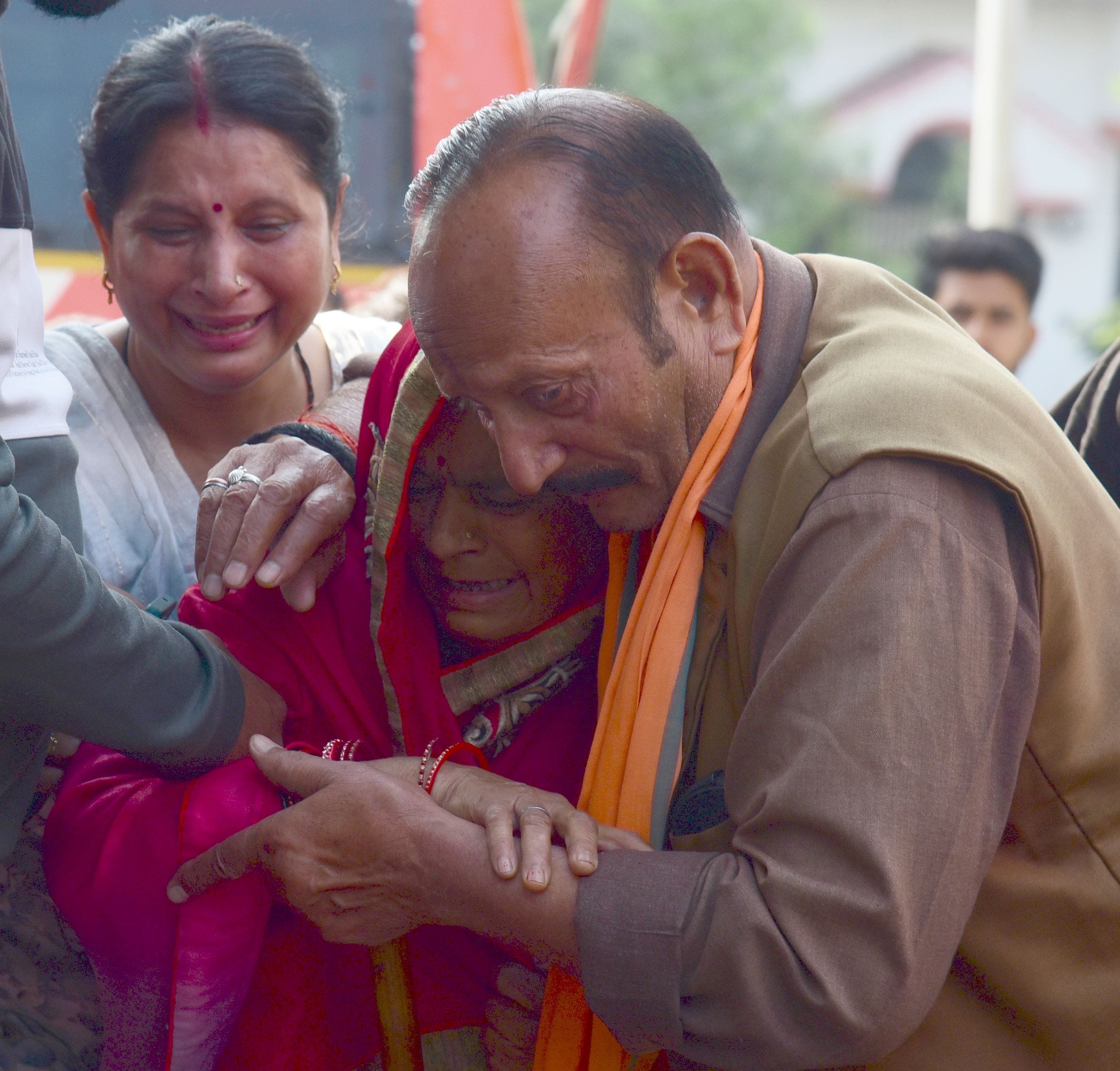 पुलिस की गिरफ्त में आरोपी। घर पर बिलखते लोग। शव को मुखाग्नि देता भतीजा। 