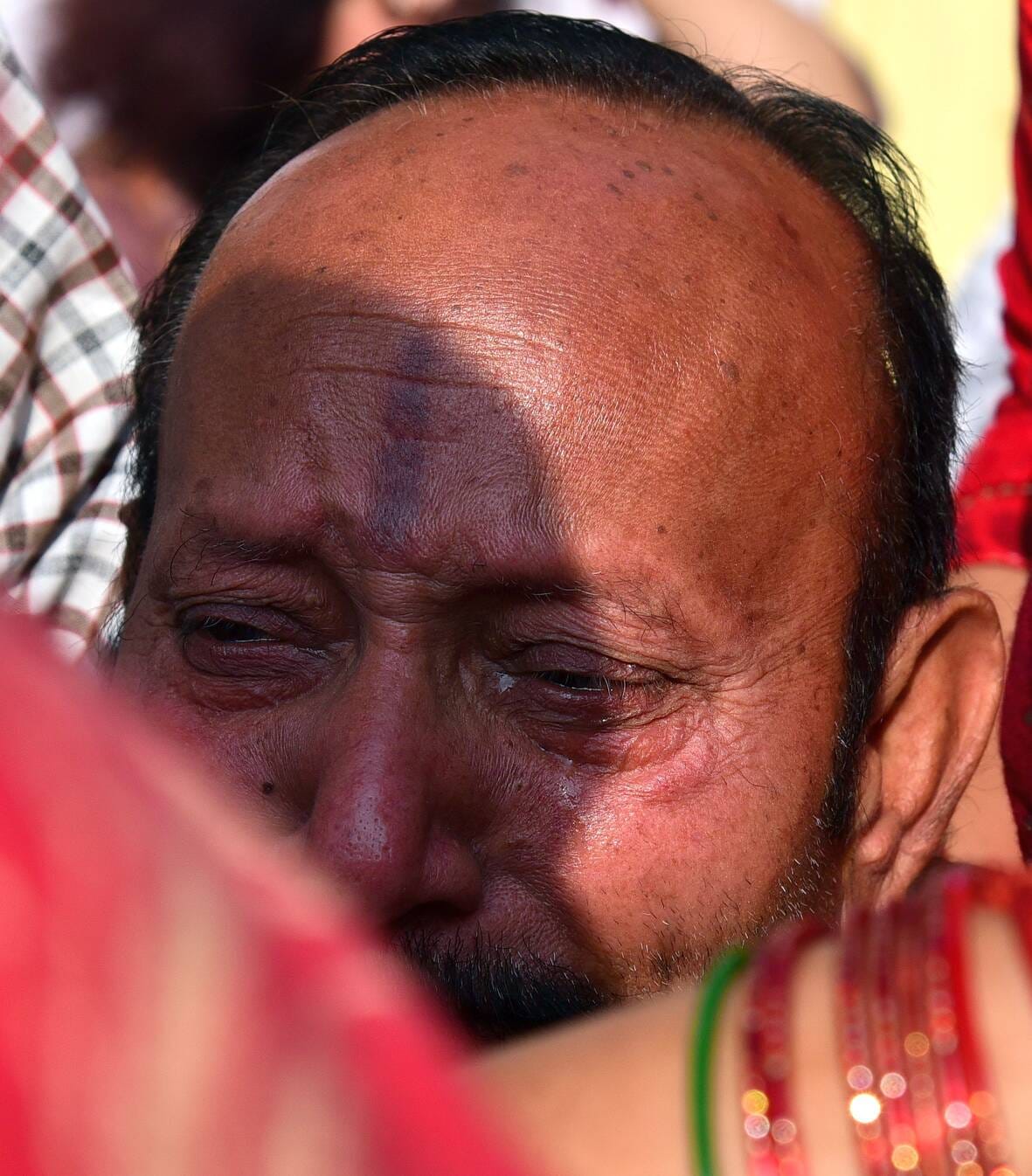 पुलिस की गिरफ्त में आरोपी। घर पर बिलखते लोग। शव को मुखाग्नि देता भतीजा। 