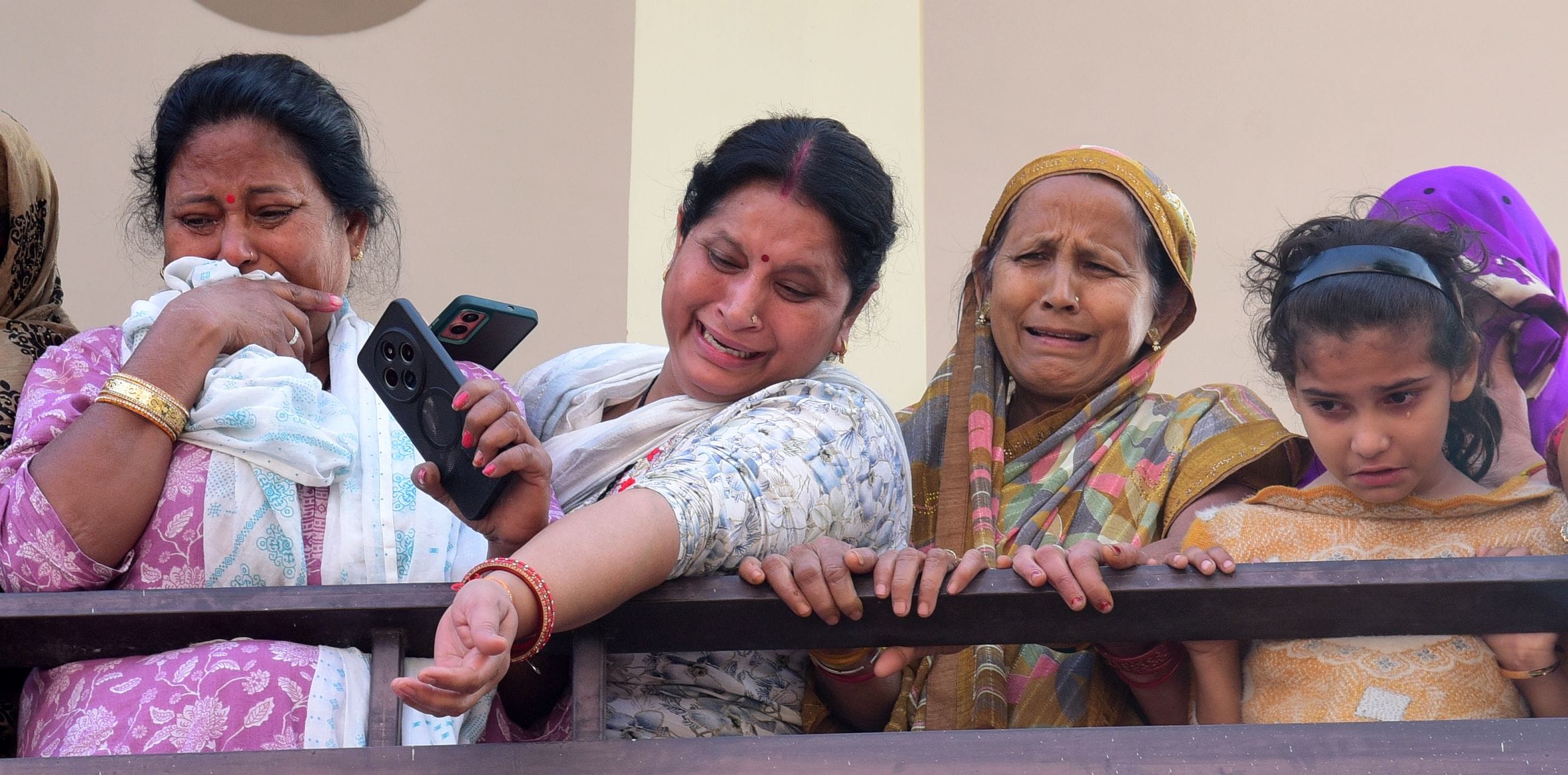 पुलिस की गिरफ्त में आरोपी। घर पर बिलखते लोग। शव को मुखाग्नि देता भतीजा। 