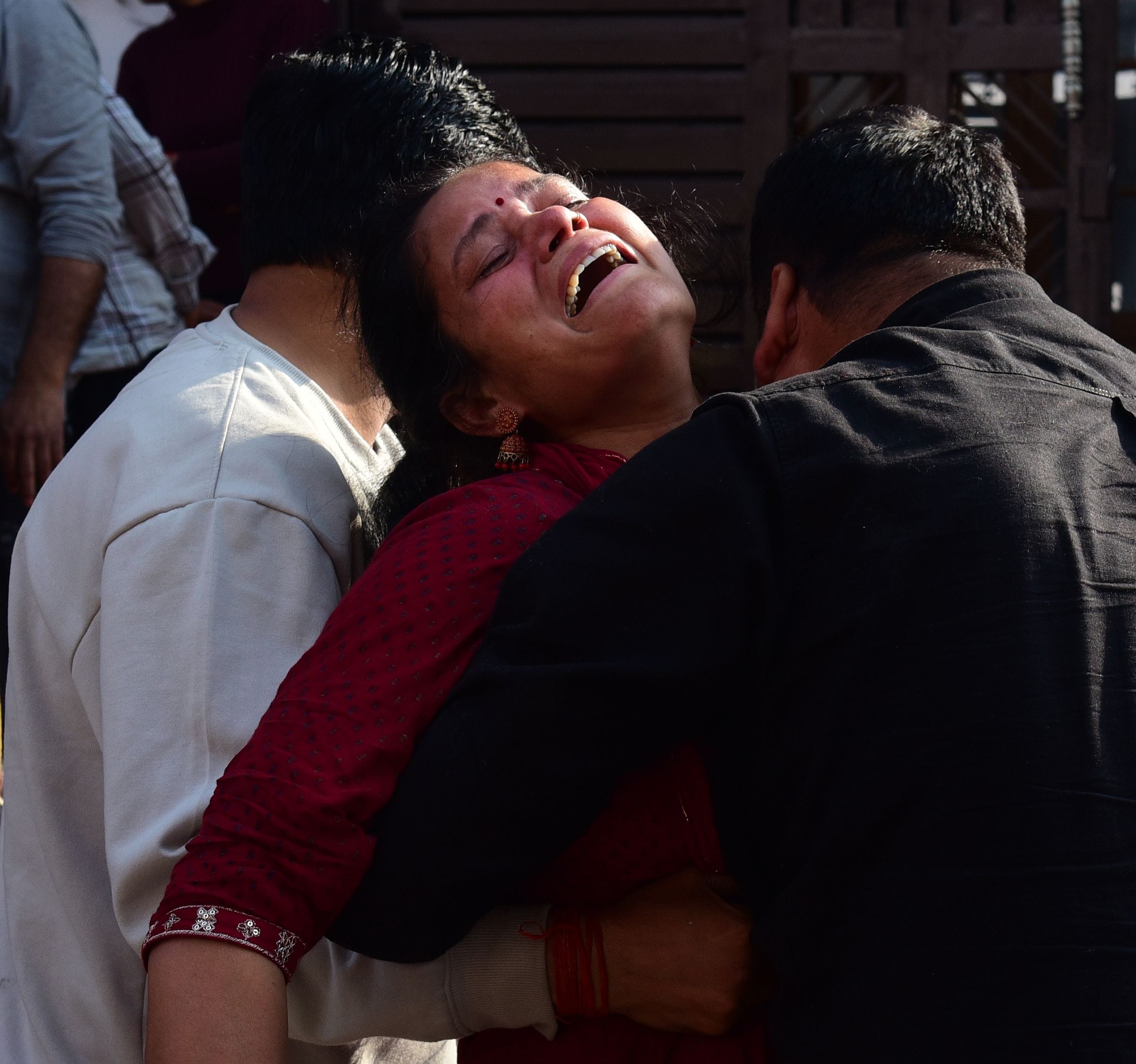 पुलिस की गिरफ्त में आरोपी। घर पर बिलखते लोग। शव को मुखाग्नि देता भतीजा। 