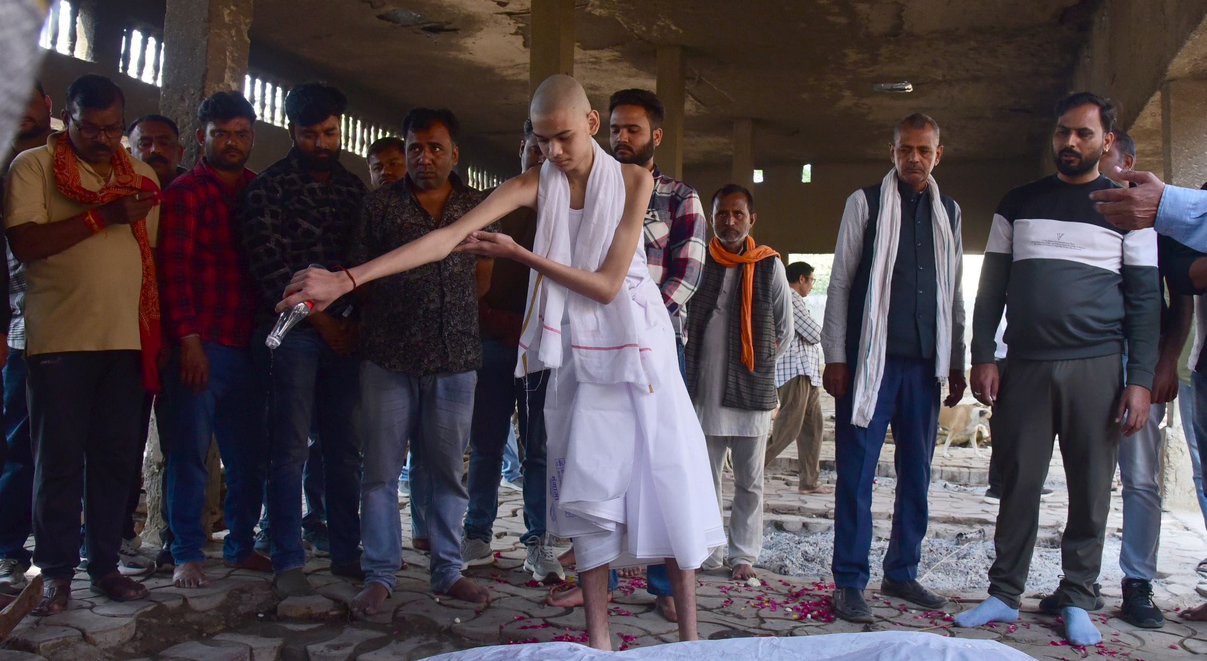 पुलिस की गिरफ्त में आरोपी। घर पर बिलखते लोग। शव को मुखाग्नि देता भतीजा। 