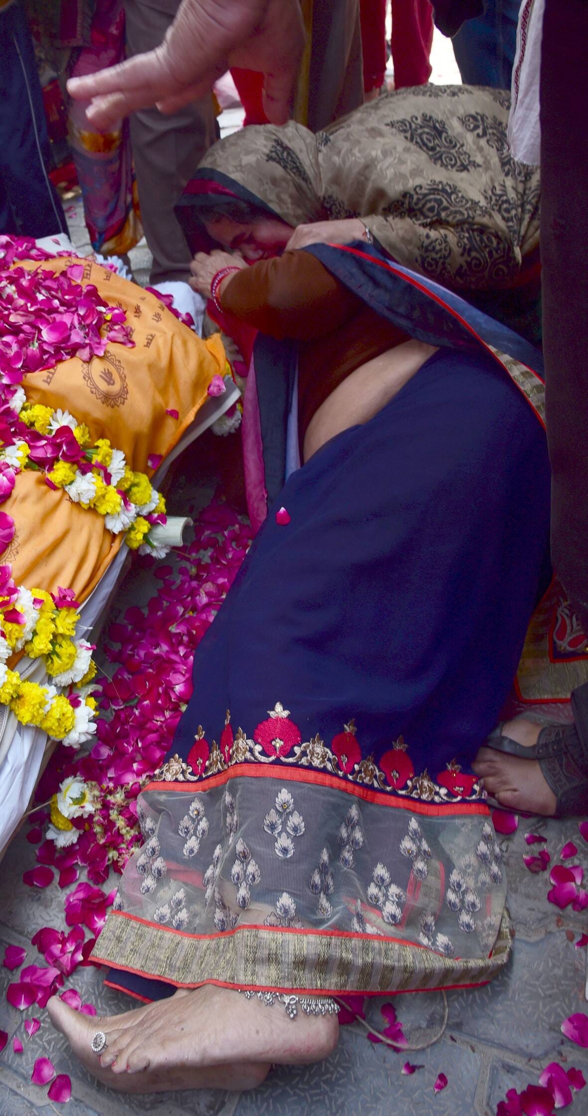 पुलिस की गिरफ्त में आरोपी। घर पर बिलखते लोग। शव को मुखाग्नि देता भतीजा। 