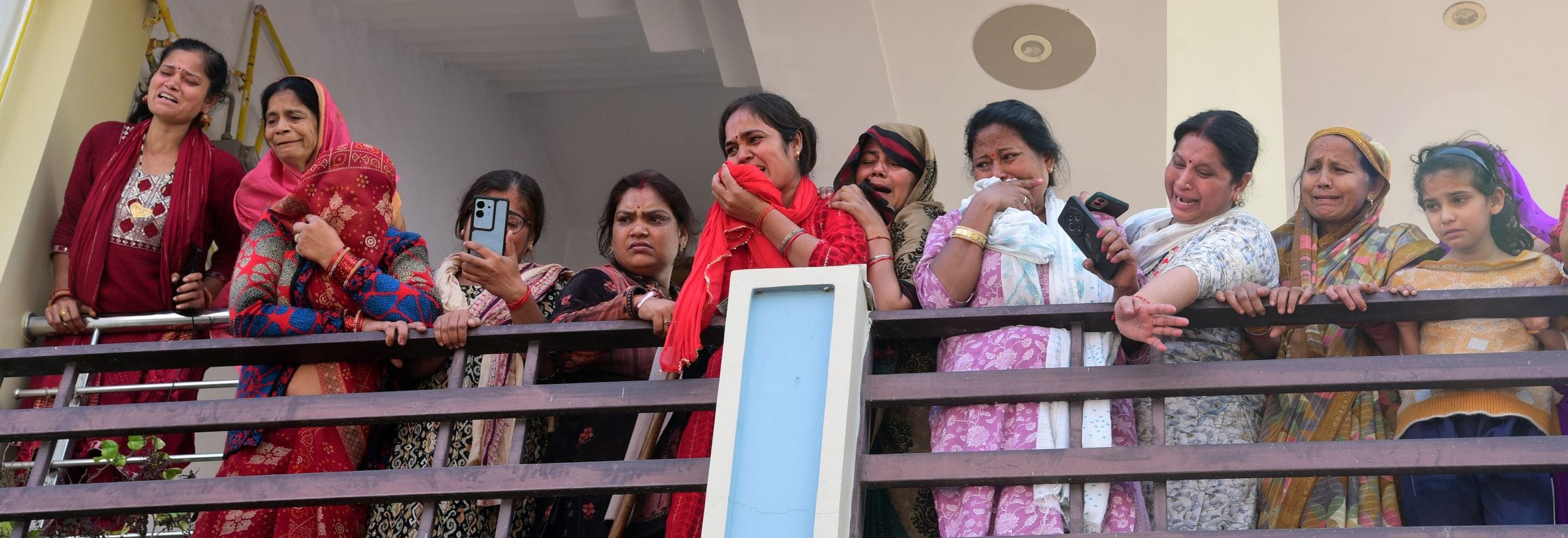 पुलिस की गिरफ्त में आरोपी। घर पर बिलखते लोग। शव को मुखाग्नि देता भतीजा। 