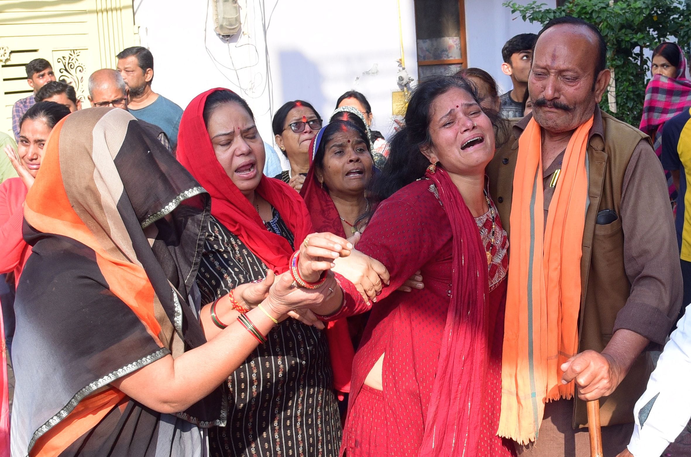 पुलिस की गिरफ्त में आरोपी। घर पर बिलखते लोग। शव को मुखाग्नि देता भतीजा। 