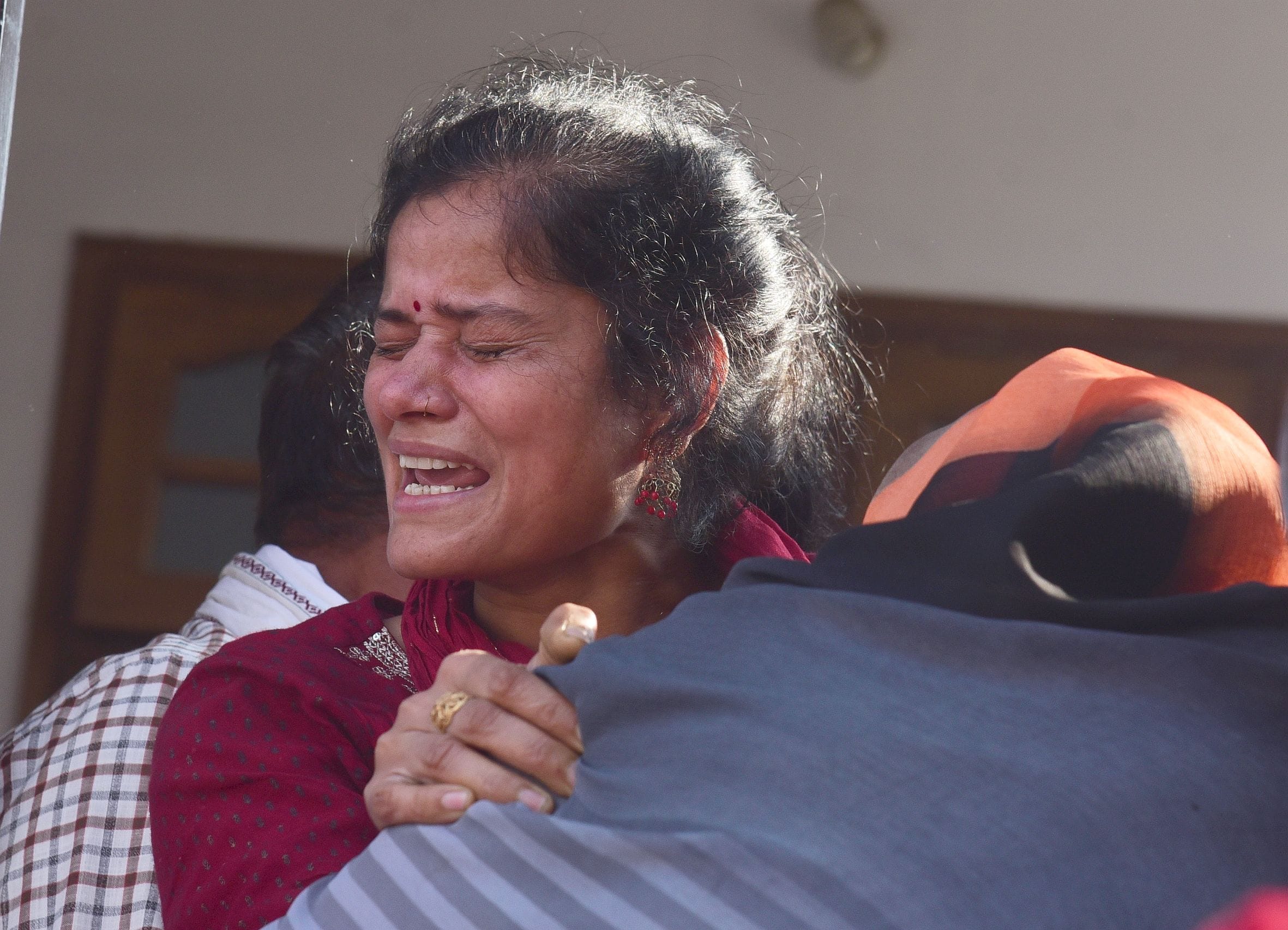 पुलिस की गिरफ्त में आरोपी। घर पर बिलखते लोग। शव को मुखाग्नि देता भतीजा। 