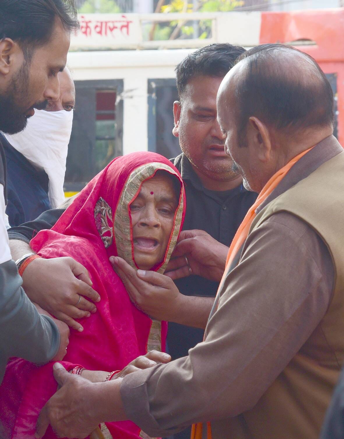 पुलिस की गिरफ्त में आरोपी। घर पर बिलखते लोग। शव को मुखाग्नि देता भतीजा। 