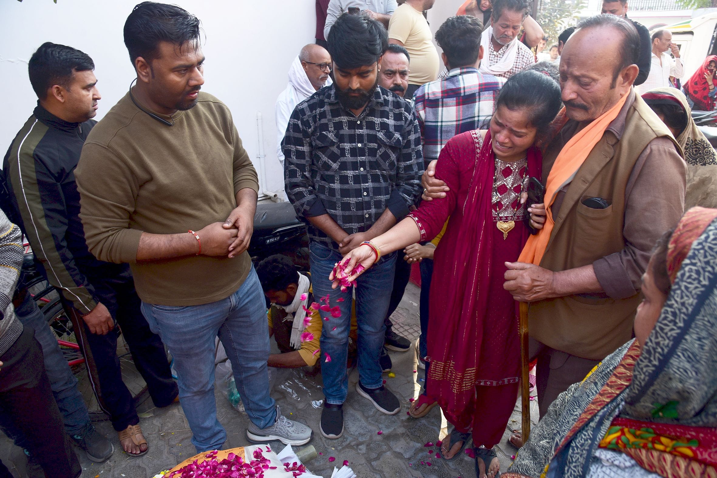 पुलिस की गिरफ्त में आरोपी। घर पर बिलखते लोग। शव को मुखाग्नि देता भतीजा। 