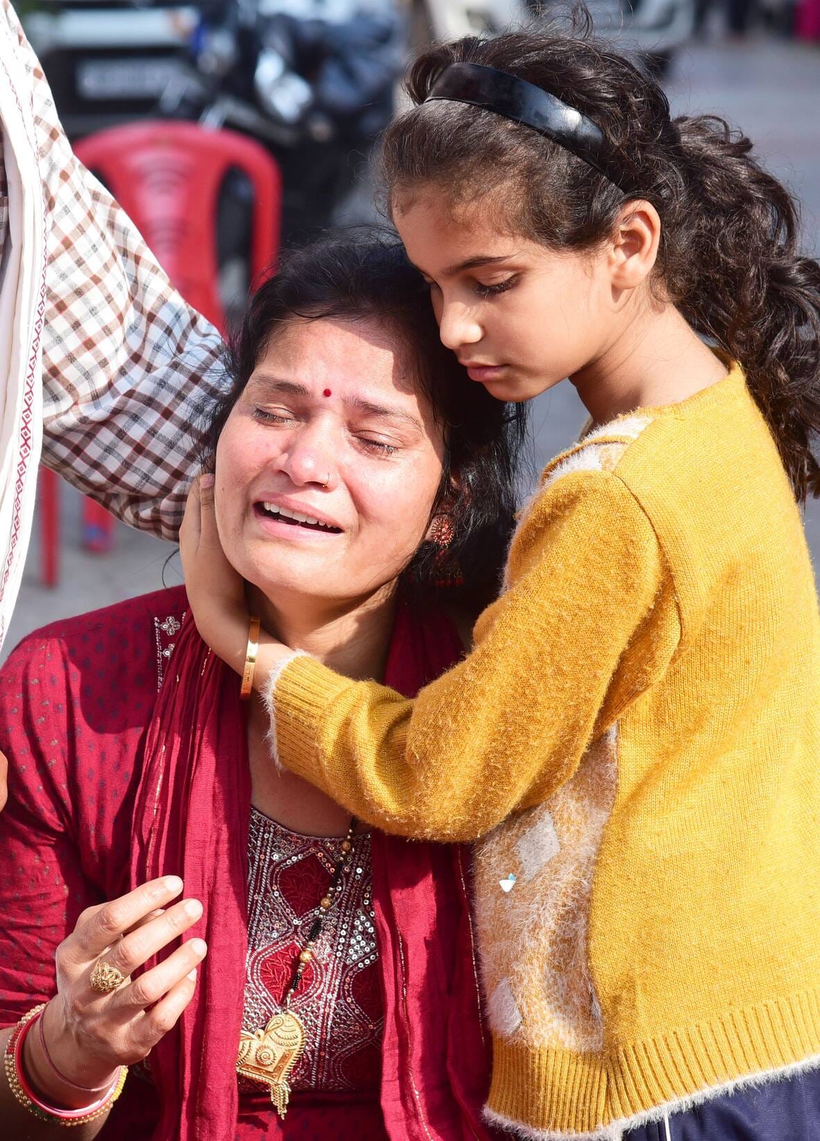 पुलिस की गिरफ्त में आरोपी। घर पर बिलखते लोग। शव को मुखाग्नि देता भतीजा। 