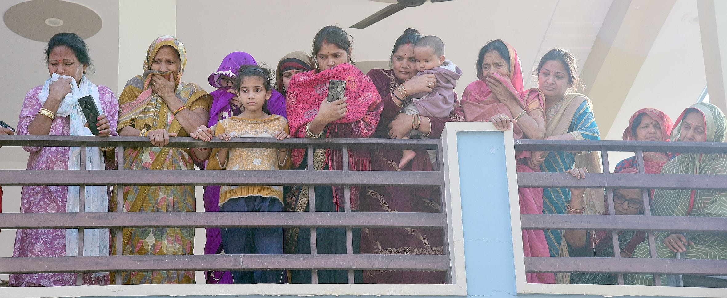 पुलिस की गिरफ्त में आरोपी। घर पर बिलखते लोग। शव को मुखाग्नि देता भतीजा। 