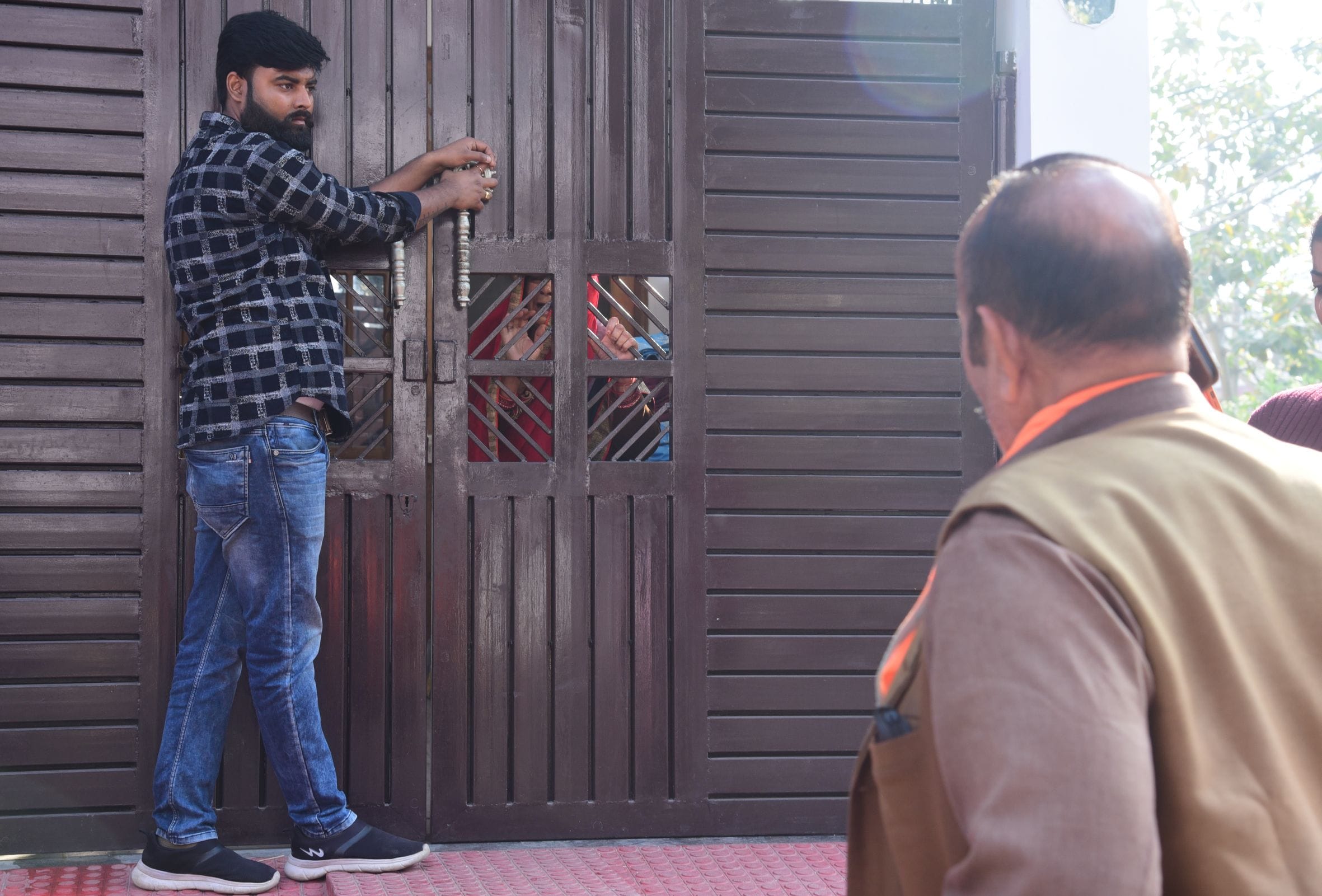 पुलिस की गिरफ्त में आरोपी। घर पर बिलखते लोग। शव को मुखाग्नि देता भतीजा। 