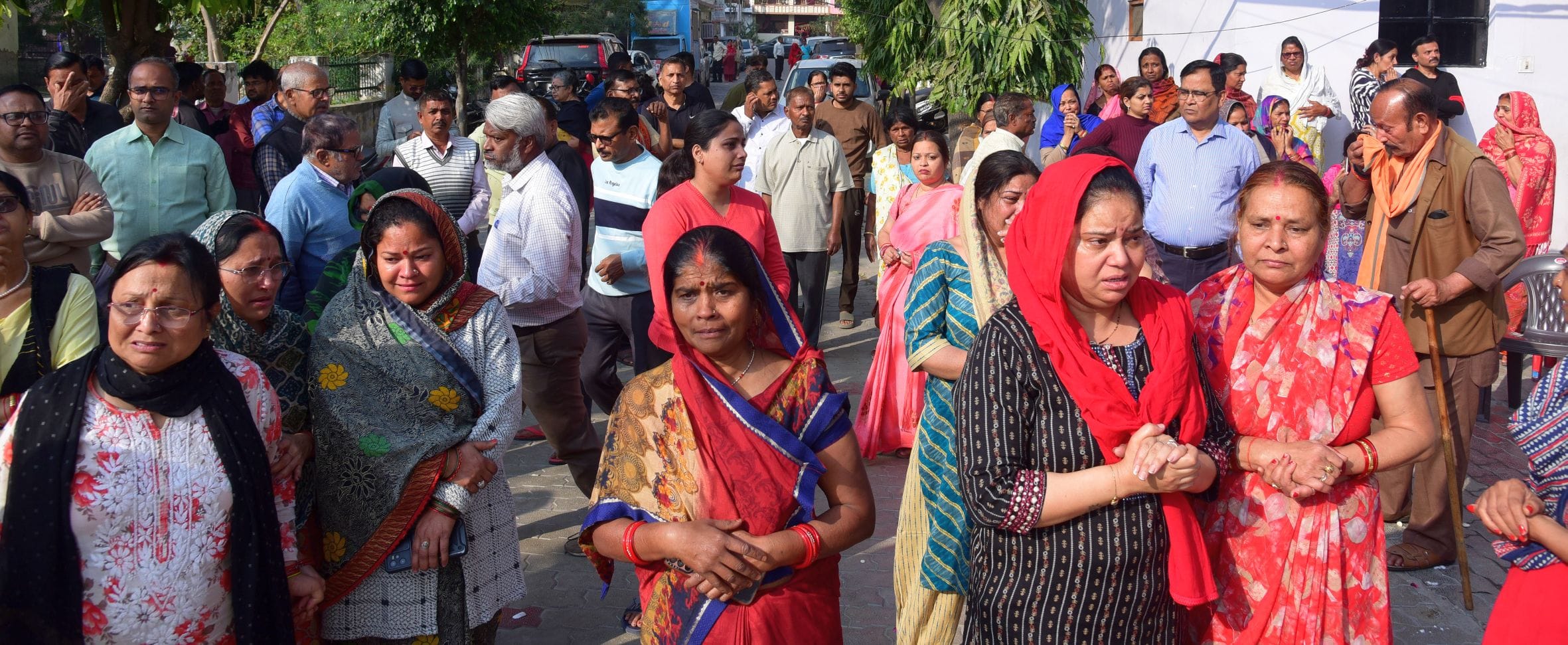 पुलिस की गिरफ्त में आरोपी। घर पर बिलखते लोग। शव को मुखाग्नि देता भतीजा। 