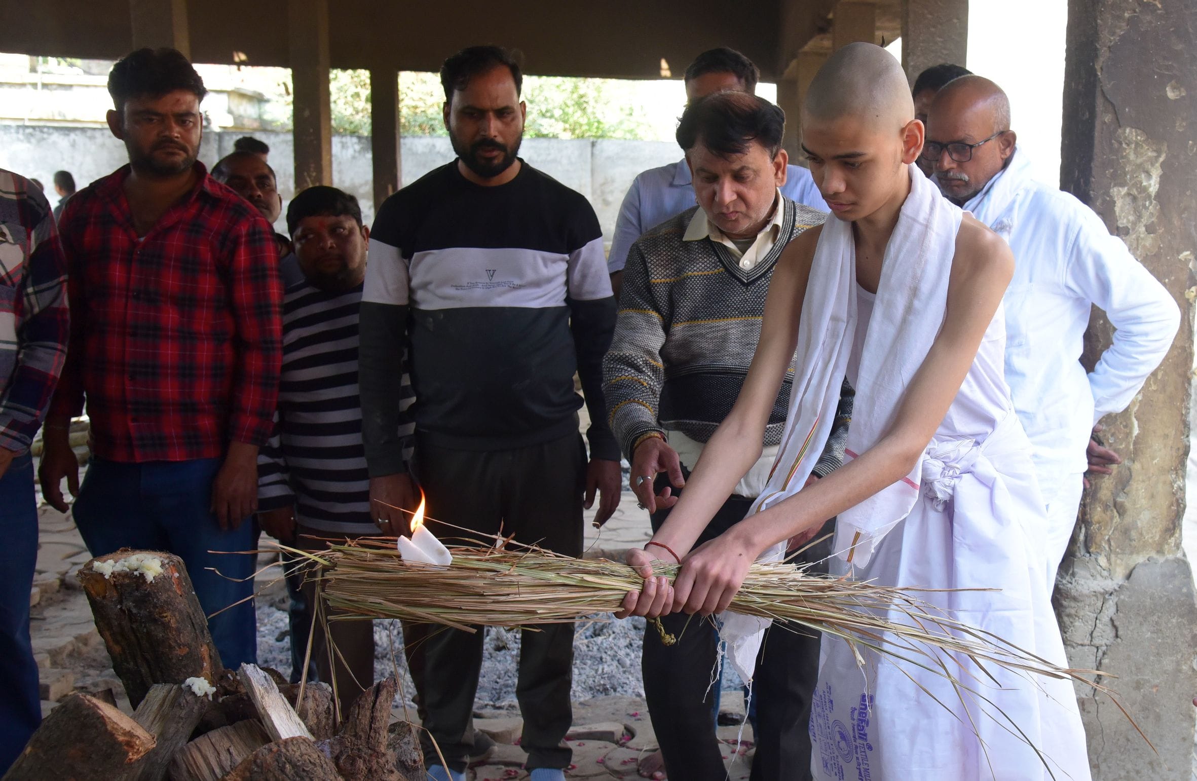 पुलिस की गिरफ्त में आरोपी। घर पर बिलखते लोग। शव को मुखाग्नि देता भतीजा। 