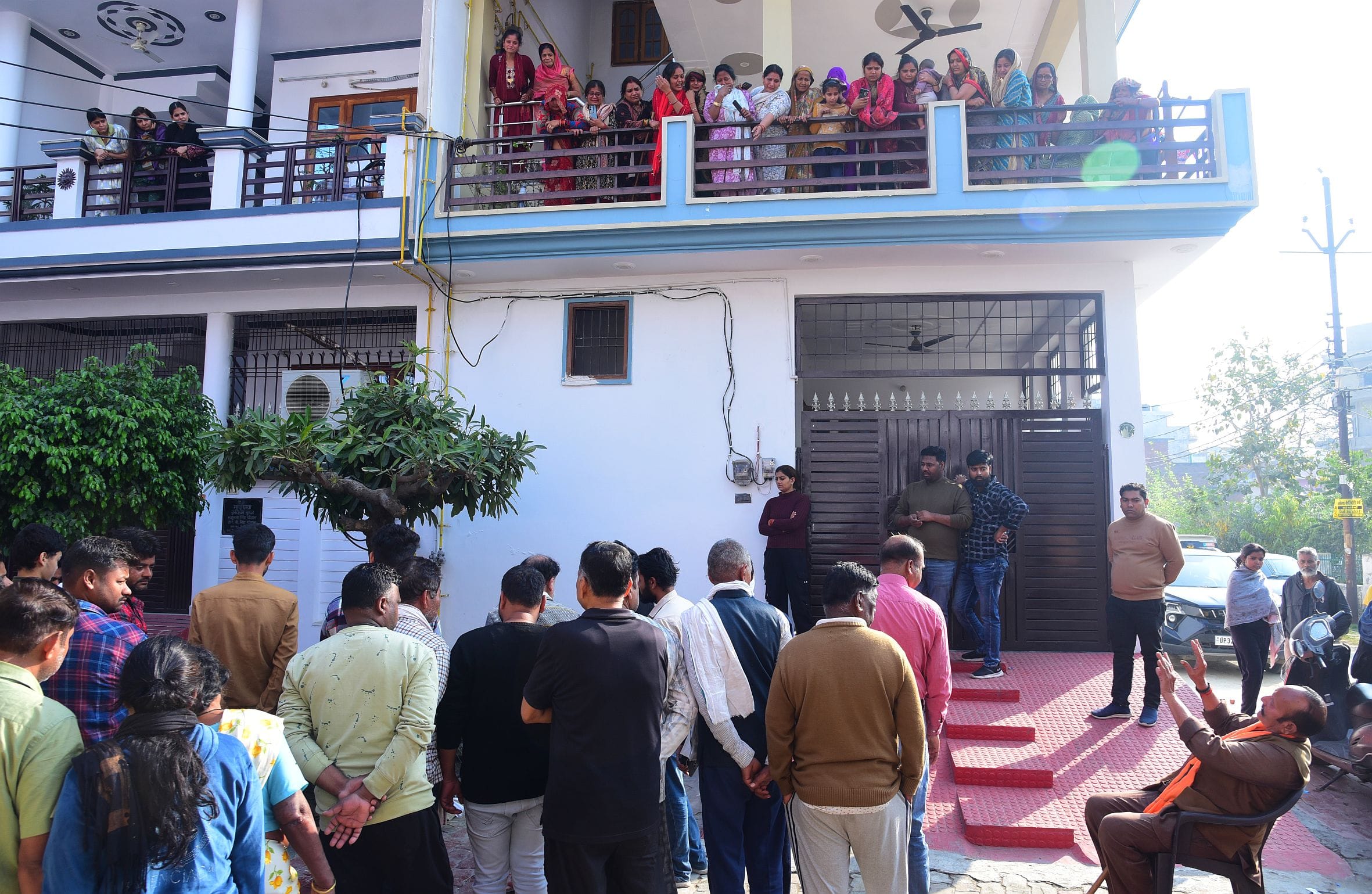 पुलिस की गिरफ्त में आरोपी। घर पर बिलखते लोग। शव को मुखाग्नि देता भतीजा। 