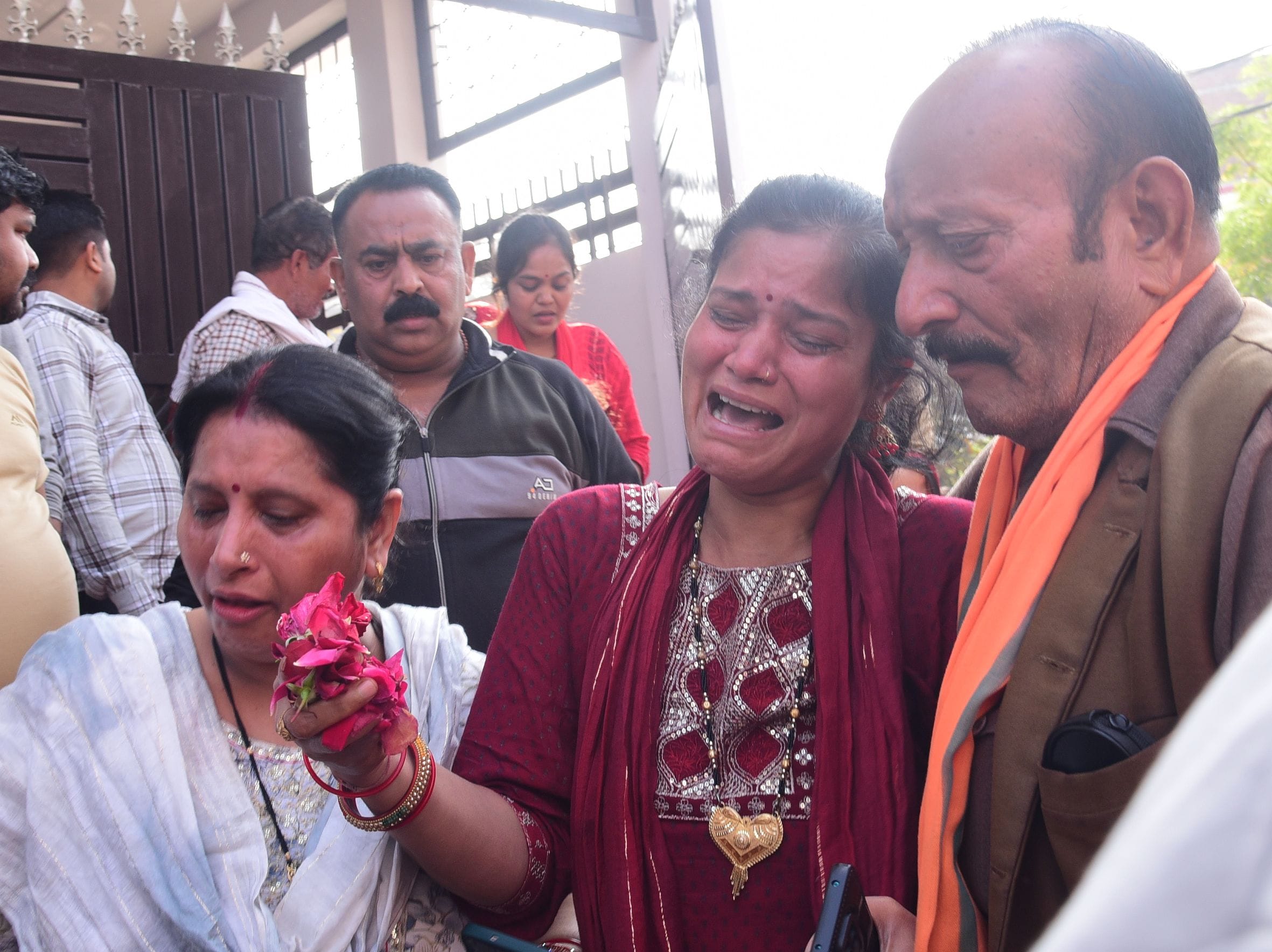 पुलिस की गिरफ्त में आरोपी। घर पर बिलखते लोग। शव को मुखाग्नि देता भतीजा। 