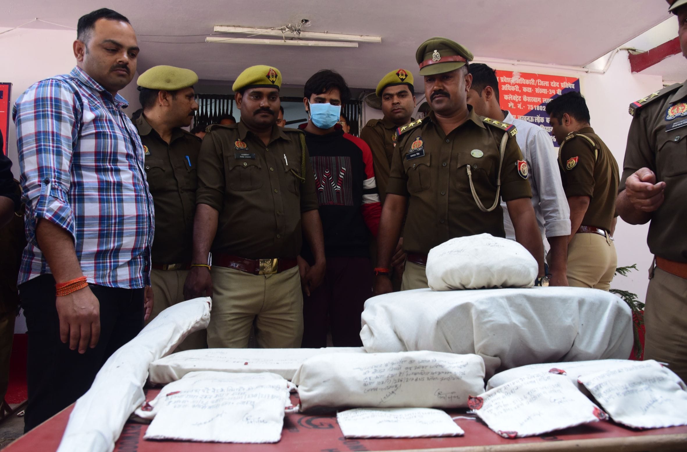 पुलिस की गिरफ्त में आरोपी और बरामद सामान। पुलिस की गिरफ्त में आरोपी और बरामद सामान।