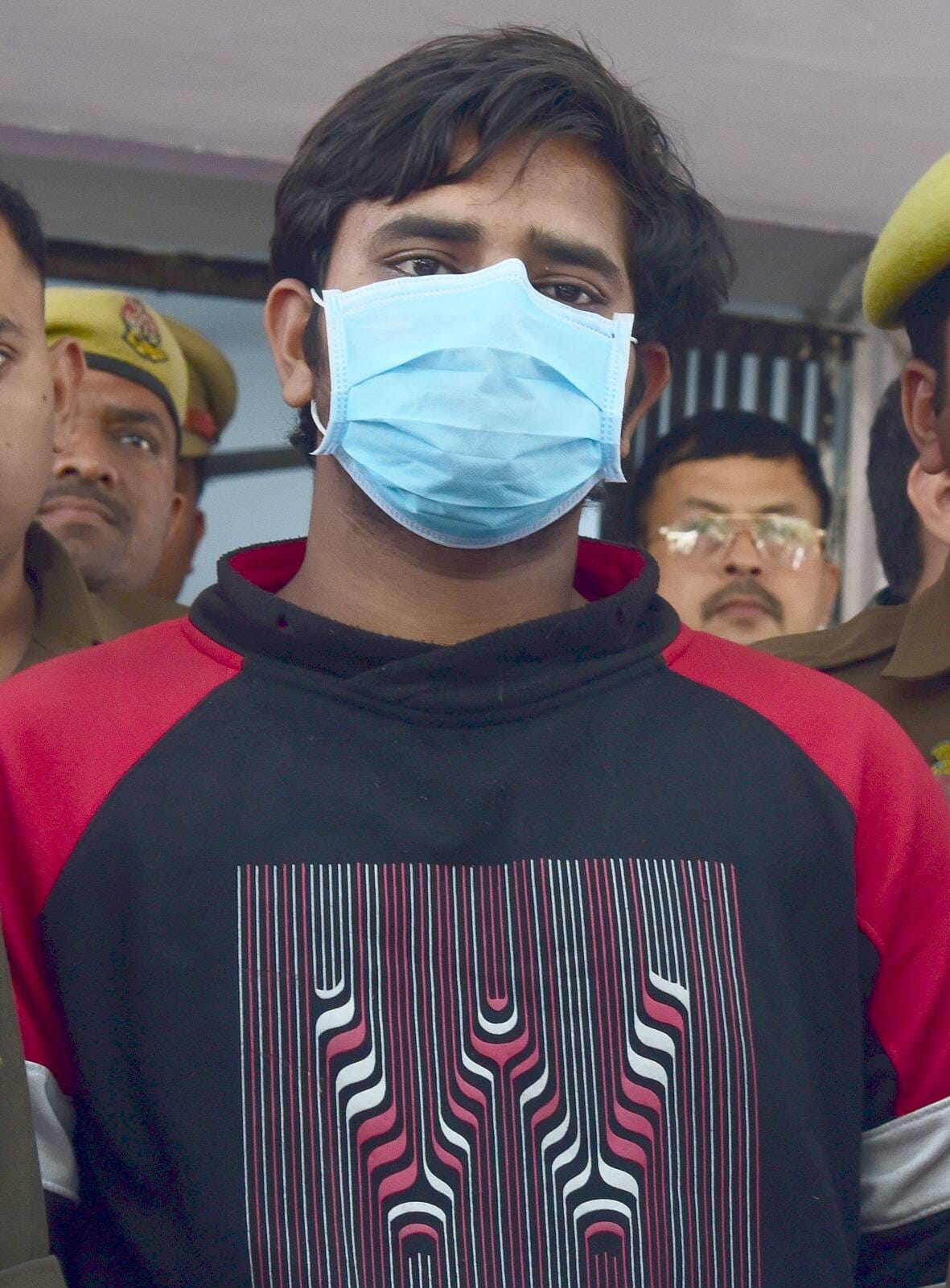 पुलिस की गिरफ्त में आरोपी और बरामद सामान। पुलिस की गिरफ्त में आरोपी और बरामद सामान।